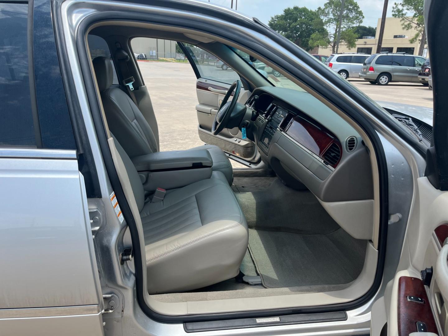 2004 SILVER /TAN Lincoln Town Car Signature (1LNHM81W54Y) with an 4.6L V8 SOHC 16V engine, 4-Speed Automatic Overdrive transmission, located at 14700 Tomball Parkway 249, Houston, TX, 77086, (281) 444-2200, 29.928619, -95.504074 - Photo#11